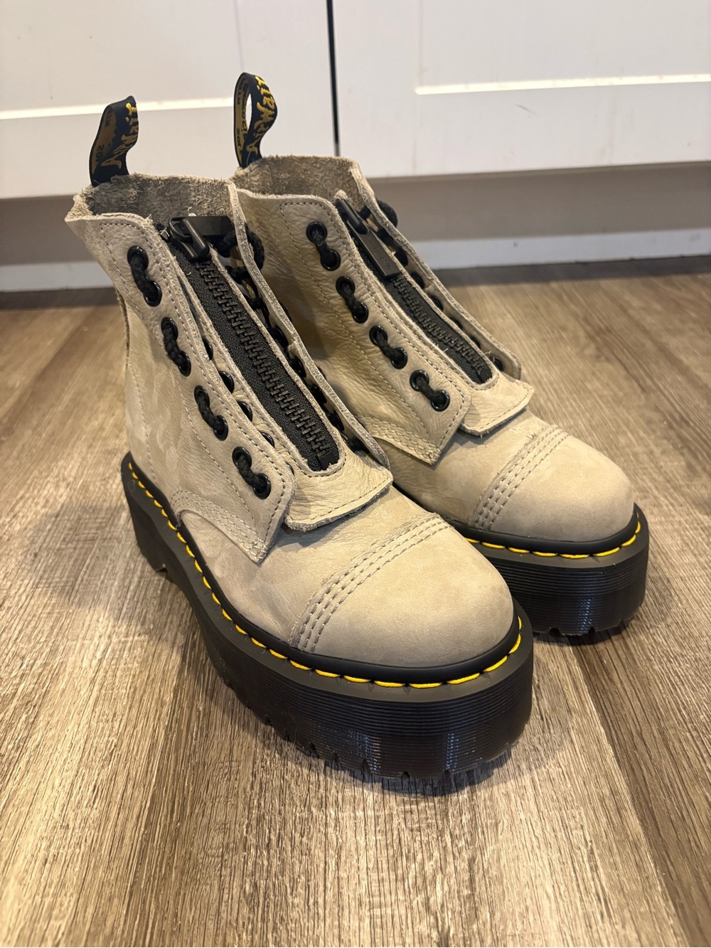 Dr. Martens Sinclair milled Napa leather platform boots in taupe/beige size us 6